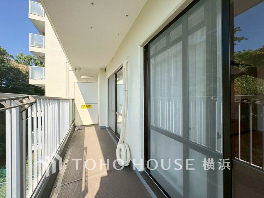 南西向きの2部屋にまたがる広いバルコニーから、暮らしの中での光と風を演出してくれています。見事なまでの開放的な空間をお楽しみください