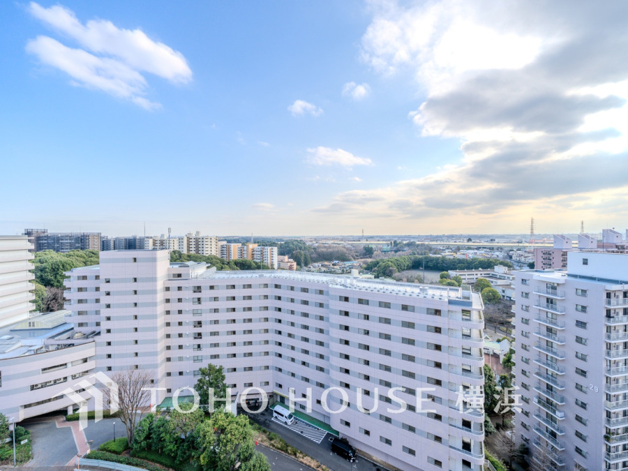 陽射しとともに、少しずつ装いを変える街の景観から、星空が地上に映りこむかのような夜景の煌きまで、この街ならではの美しい風景の物語が室内に展開します。手を伸ばせば、触れることができそうな眺望も魅力。