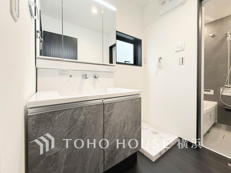 脱衣スペースを含む空間はゆとりの広さを設け、また洗面化粧台にも収納スペースを設ける事により、散らかりやすい洗面スペースをスッキリ保てます。