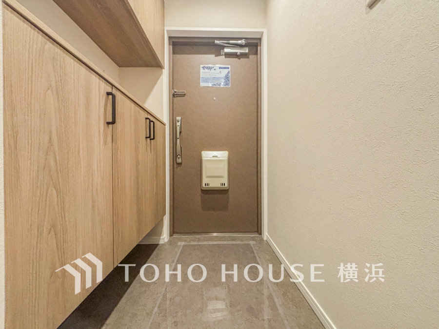 お客様をお迎えする玄関は落ち着いた雰囲気。帰り着くたびに洗練されたテイストの空間に迎えられ誇りと喜びを感じる玄関まわりです。