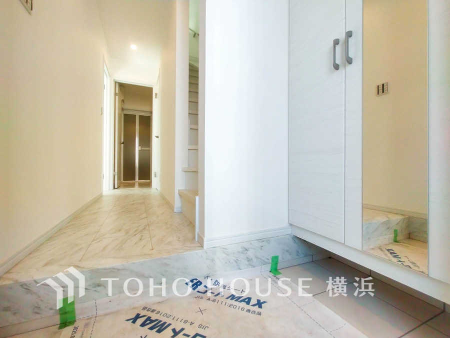 白を基調とした上質感漂う玄関と廊下。居住者の帰り、訪れる方を優しく迎える・安らぎに満ちた生活空間を予感させる。健やかな暮らしを楽しめそう。