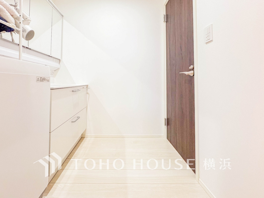 【2026年1月撮影】一日の始まりと終わりを心地よく演出してくれる、多彩な機能が備えられたパウダールーム。心地よいリフレッシュ空間です。