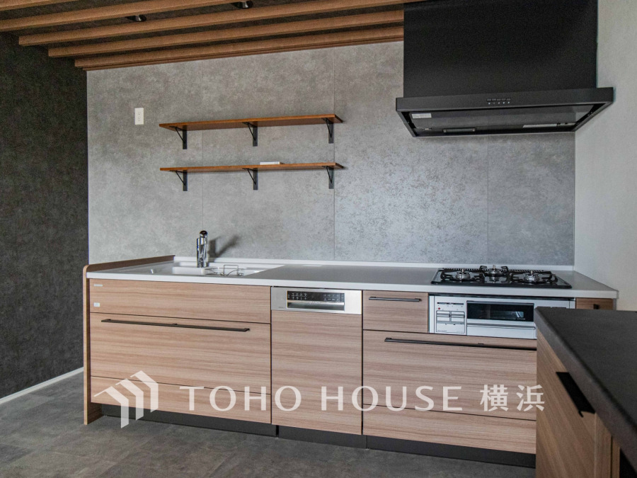 誰もが使いやすいデザインにこだわったキッチン。プライベートスペースを彩るインテリアとしての美と、快適な日常を支える機能性と強さがひとつになったキッチンです。