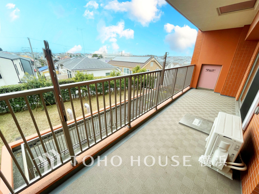 南西向きの明るいバルコニー。開放的な空間を演出しながら、プライベート性も確保された空間です
