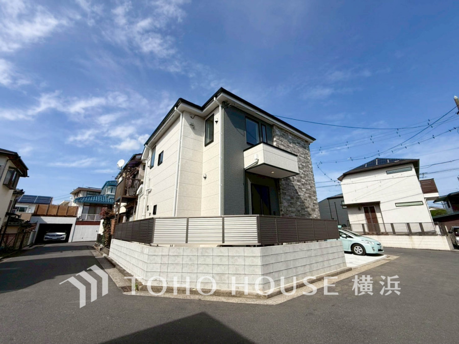 三方向接道で開放感のある立地。住む人を映し出す洗練された佇まいは、いつまでも輝き続けながらいつしか街の風景に溶け込んでいきます。