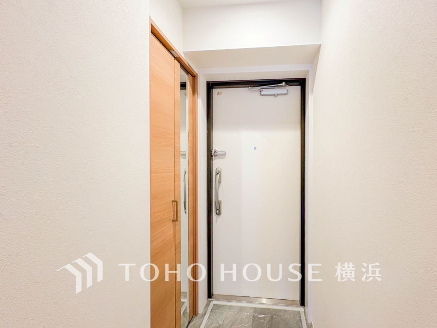 明るく清潔感のある玄関は、家族の「いってきます」と「ただいま」を優しく見守ります。木目調の引き戸が温かみを添え、収納力も期待できる空間です。