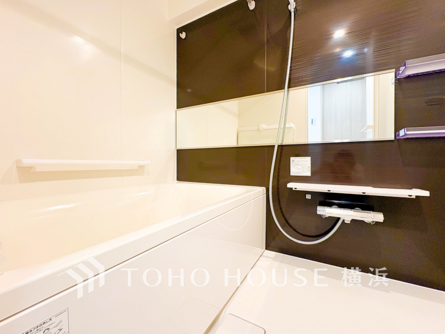 快適な使い心地とゆとりある空間が1日の疲れを解きほぐすバスルーム。空間も浴槽もゆったりのびのび使えるゆとり設計。広く感じるゆとり設計で快適なリラックスタイムを過ごせます。