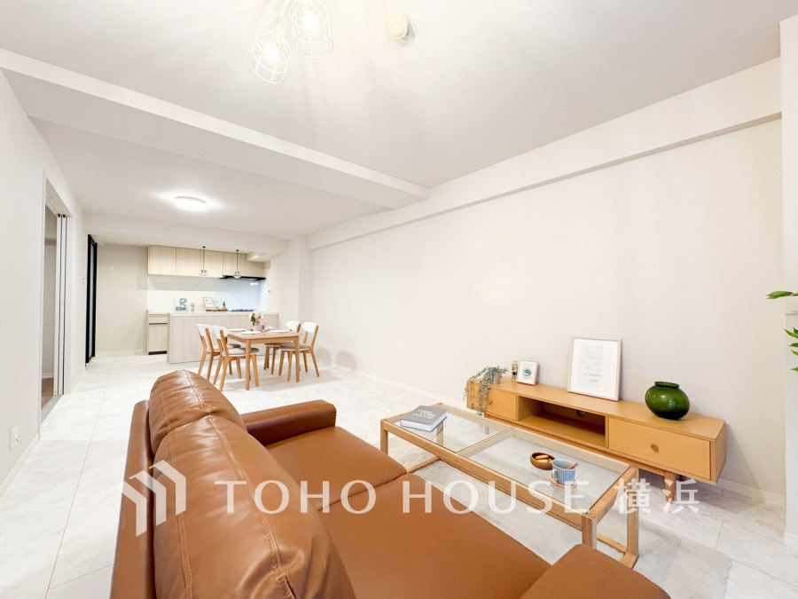 憩いの場に相応しく、ここで楽しむ家族の時間が絆をより深めてくれそうです。※家具・小物は販売価格に含まれません。