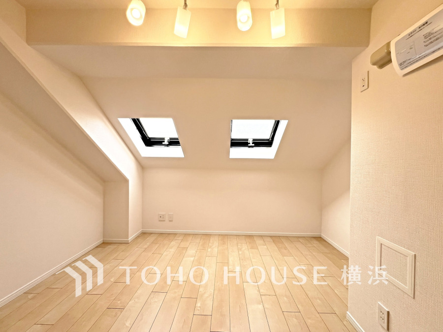 天窓から自然光が差し込む明るい洋室。自分らしい空間づくりを思い切り楽しめそうです。