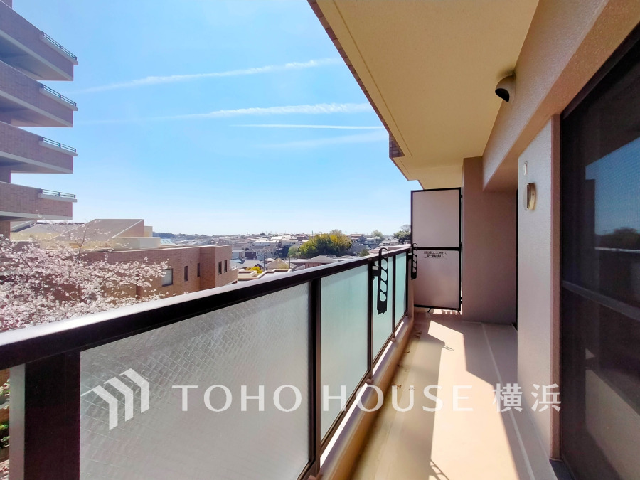 陽当たり良好で開放感あふれるバルコニー。穏やかな街並みを望み、心地よい風と光を感じられます。