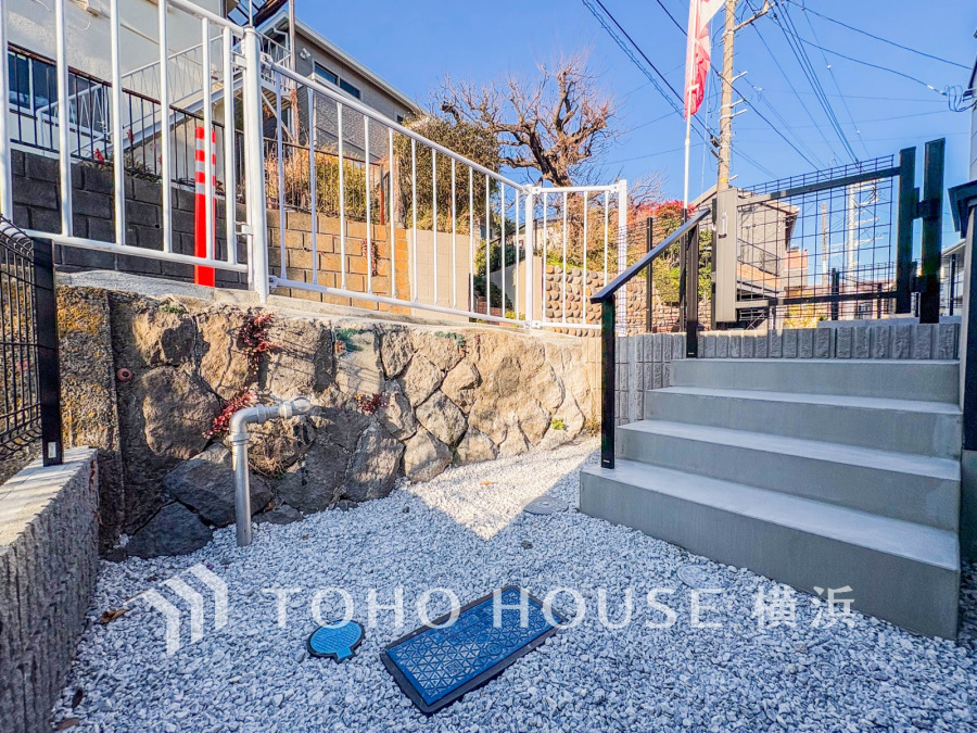 毎日の暮らしの中に癒しを与えてくれるお庭スペース。小さなお子様の遊び場にもちょうど良い空間です。ガーデニングで色とりどりの草花を綺麗に飾ればより一層華やかな空間になります。