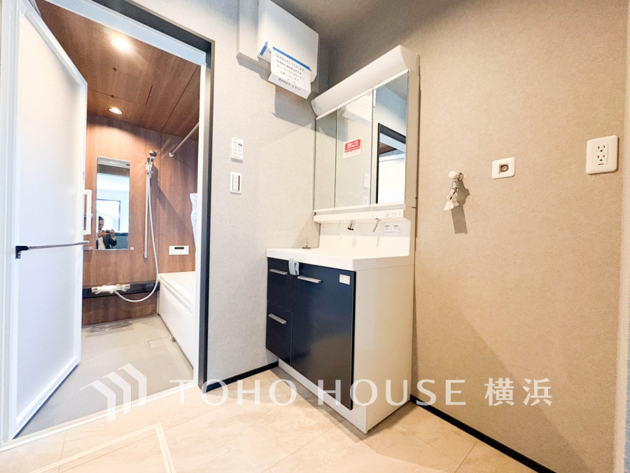 ご家族の1日が始まり、1日の終わりを締めくくる洗面空間。洗濯機を配置しても十分なスペースを確保した設計となっております。