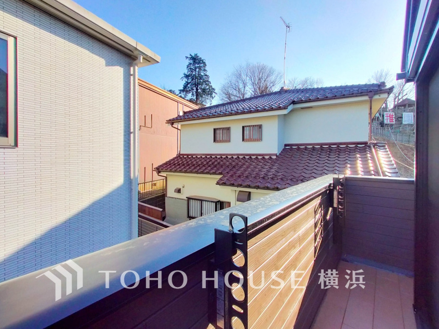 暮らしの中で光と風を演出してくれるバルコニー、見事なまでの開放的な空間を演出しながら、プライベート性も確保された空間は我が家の自慢。