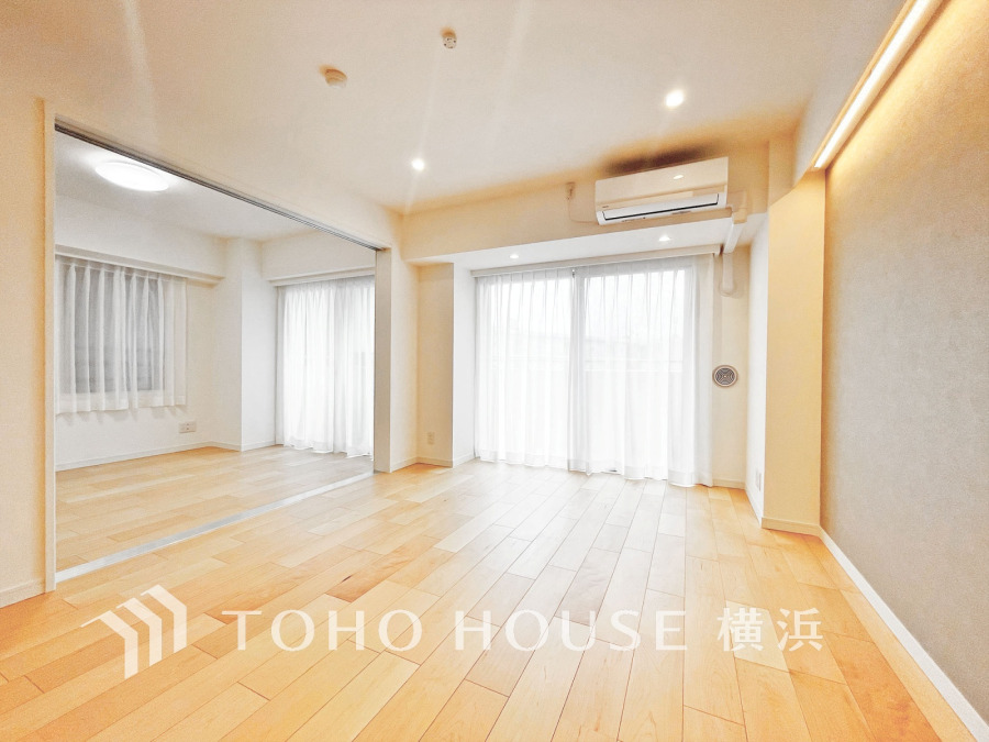 ここにはみんなが集い、食事と楽しい会話が始まる。話に夢中になりすぎて、ついつい時を忘れてしまう。そんな束の間の幸せを感じさせてくれる場所。