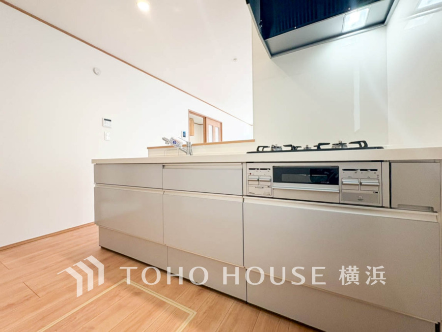 家事動線やリビングとのつながりに配慮し、食事の準備や片付けなどの家事を楽しくするキッチンスペースに仕上げました。毎日使う場所だから気持よく使えて、居心地の良い空間に。