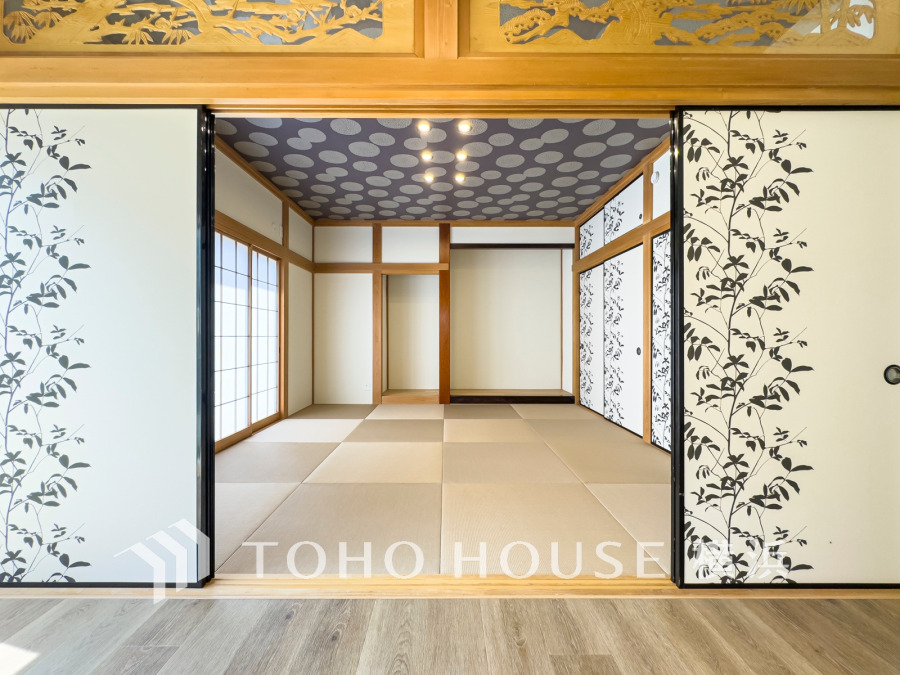 リビングに隣接する8.5帖の和室は開け放して、開放的に利用することも可能です。