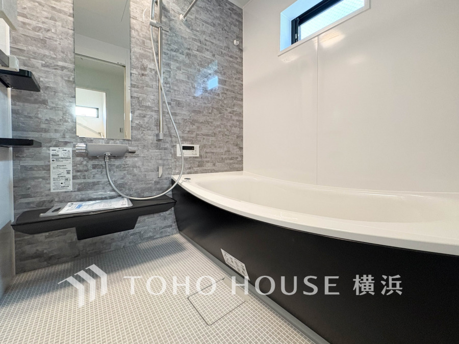 スタイリッシュなタイル壁が目を引く浴室。ゆったりとしたバスタブとシャワーで、一日の疲れを癒やし、家族のバスタイムを快適に過ごせます。