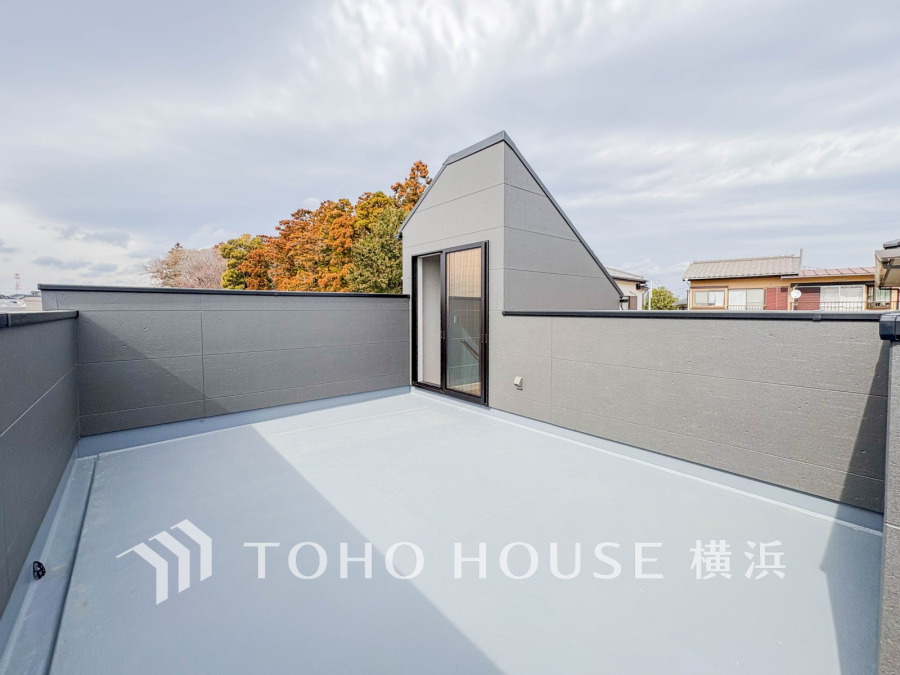 暮らしの中で光と風を演出してくれるルーフバルコニー。見事なまでの開放的な空間を演出しながら、プライベート性も確保された空間は我が家の自慢。アウトドアリビングとしても楽しめそう。