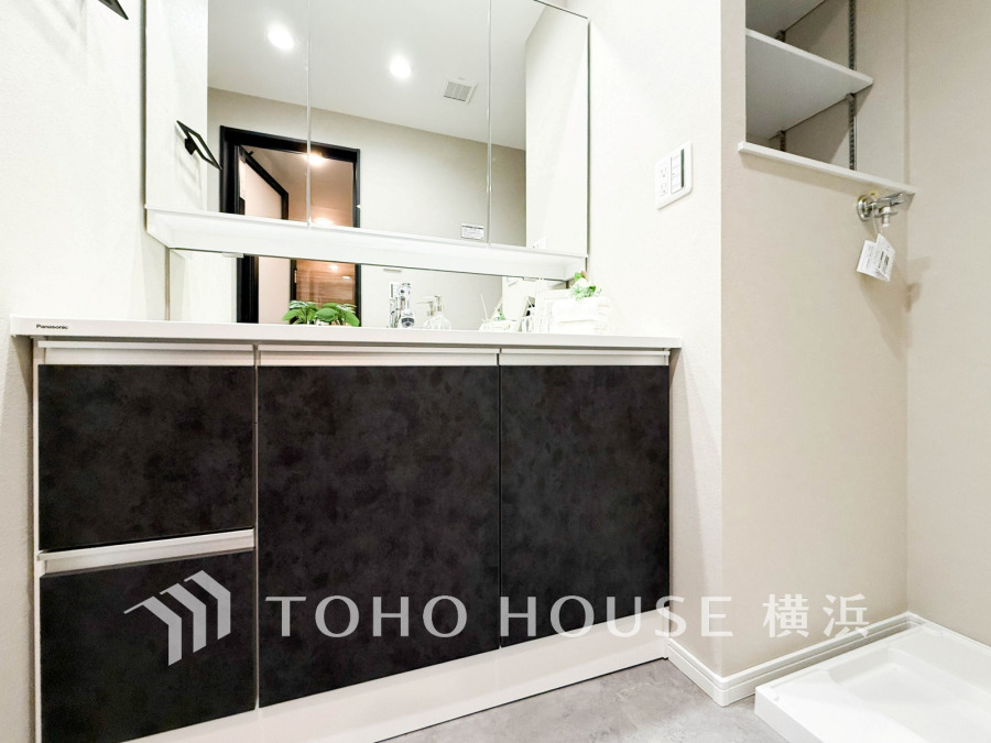 スタイリッシュな黒扉の洗面台と収納付きで、清潔感あふれる機能的な洗面スペースです。