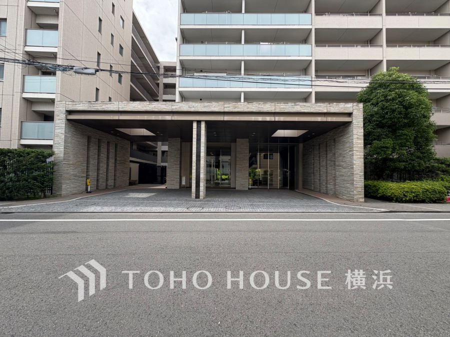 時代の流れに惑わされないシックなカラートーンで街並みに溶け込む外観は、主張し過ぎず、また平凡になり過ぎず絶妙なコントラストで輝きを放ちます。