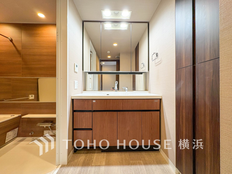 一日の始まりと終わりを心地よく演出し、多彩な機能が備えられたパウダールーム。心地よいリフレッシュ空間。清潔感ある洗面台は、身だしなみチェックや肌のお手入れに。