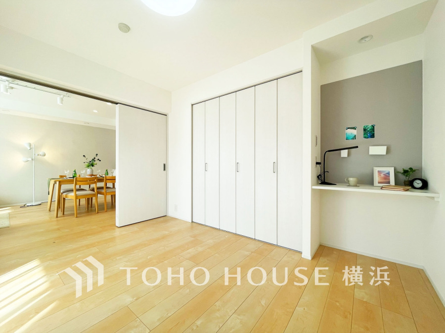 明るい洋室は大容量クローゼットとワークスペースを備え、快適な暮らしをサポートします。