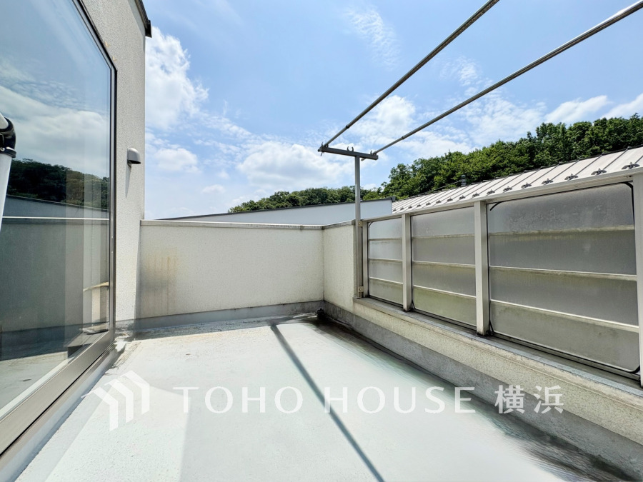 ずっと太陽を感じる事ができるのは、遮るものが視界に無いから。彼方に広がる風景が絵画のように広がります。