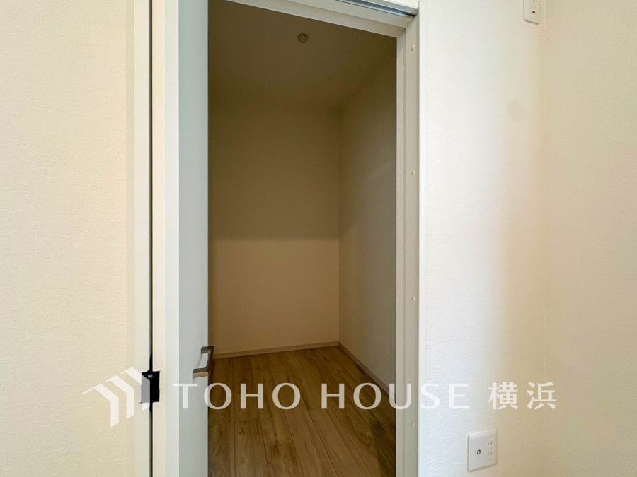 長期保存できる缶詰や調味料などの食品類の他、かさばるペーパーやラップ類をまとめて収納しておけます。キッチンまわりの掃除用具などを置くのにも便利ですね。