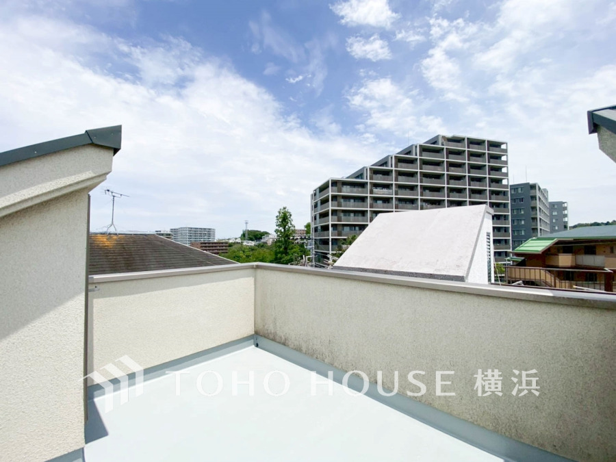 ゆとりのある幅の広いバルコニー。穏やかな景色を楽しみながらティータイムを楽しむのも至福のひと時ですね。