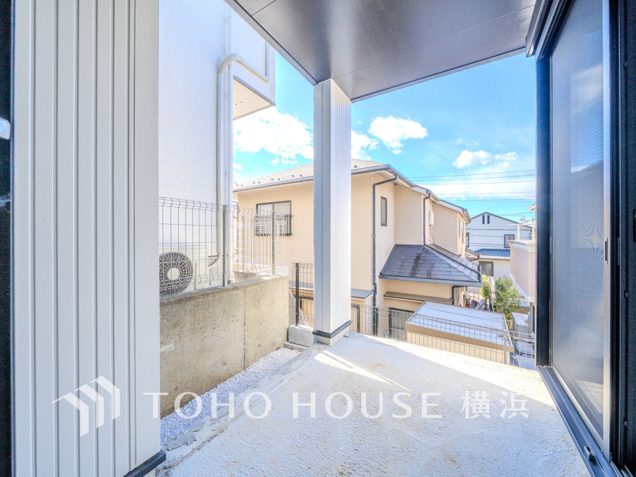 綺麗にデザインされたお洒落なお庭スペース。ガーデニングで色とりどりの草花で飾り、日々の生活の中に癒しをプラスするのもいいですね。