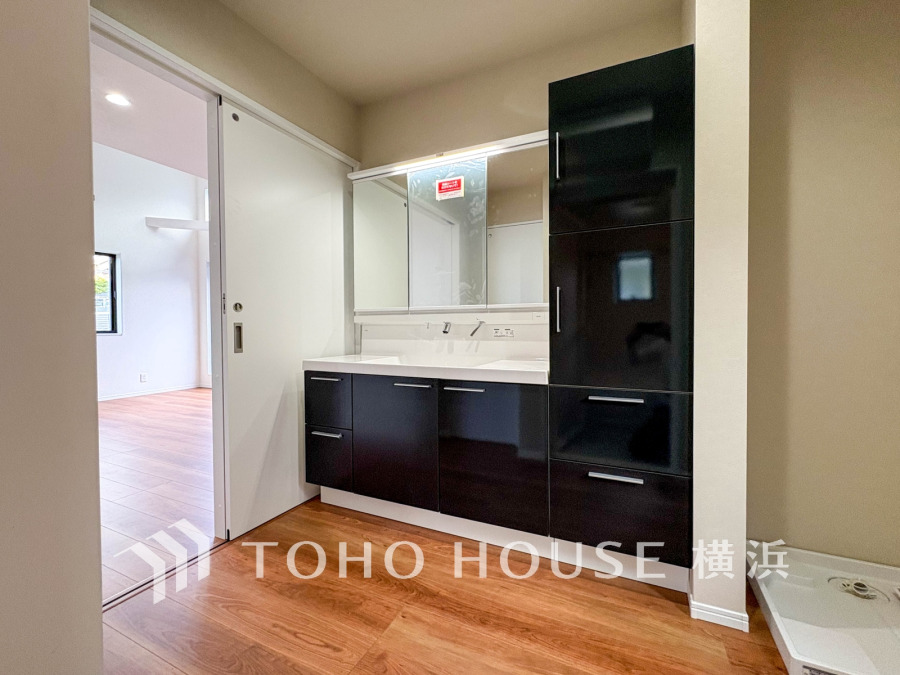 脱衣スペースを含む空間はゆとりの広さを設け、また洗面化粧台にも収納スペースを設ける事により、散らかりやすい洗面スペースをスッキリ保てます。