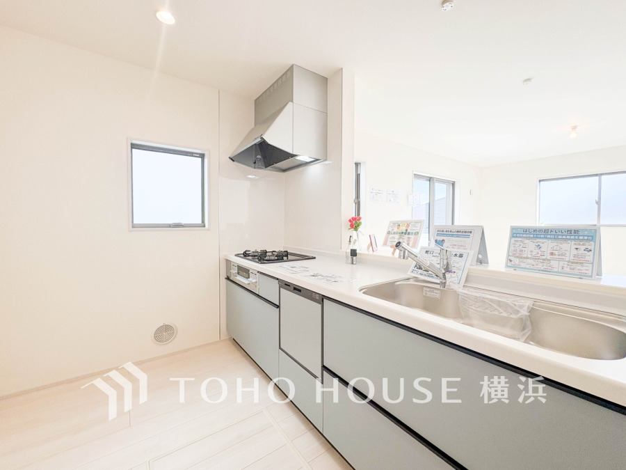 使い勝手の良い設備のキッチンで効率よくお料理もできます。食する料理に家族が舌鼓を打ち自然と笑いが絶えない空気感がそこに広がります。自慢の腕をふるってください。