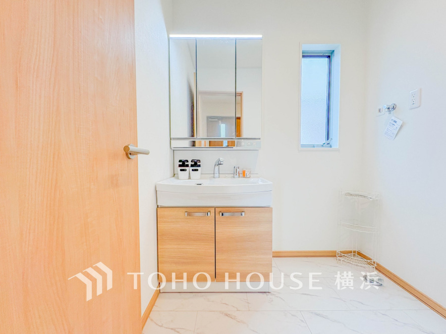 十分な大きさの洗面台は収納もさる事ながら、身だしなみチェックや歯磨きなど、朝の慌ただしい時間でもホテルライクなスペースで余裕とゆとりを感じて頂けます。