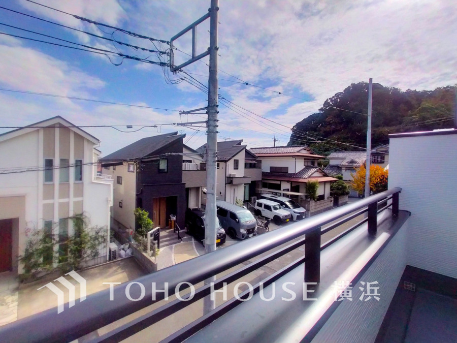 暮らしの中で光と風を演出してくれるバルコニー、見事なまでの開放的な空間を演出しながら、プライベート性も確保された空間は我が家の自慢。