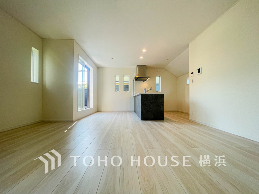 家族と過ごすひと時を溢れる光が優しく包み込むリビングダイニング。家族とともに、心穏やかに過ごすひととき。家族との時間、自分の時間を大切にできる空間がここにあります。