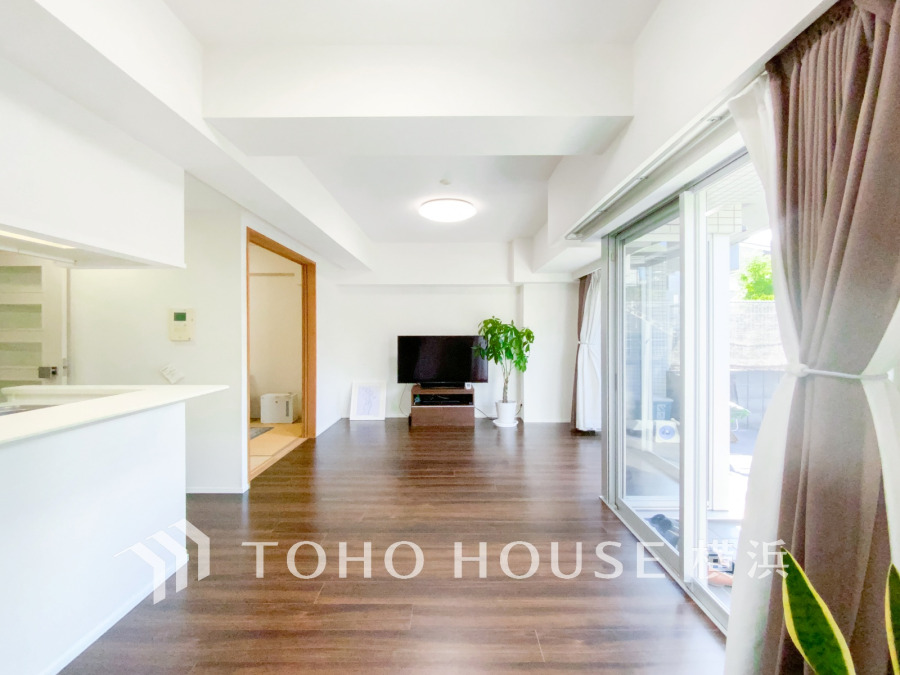 明るく開放的な空間が広がるLDK。室内には豊かな陽光が注ぎ込み、爽やかな住空間を演出。ホームパーティーでもゲストと一緒に料理を楽しみながら楽しい時間を過ごせそう。