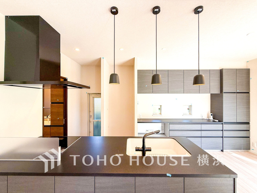 スタイリッシュなペニンシュラキッチンを採用。開放的なキッチン・ダイニングスペースでお料理をしながら会話も弾みます。
