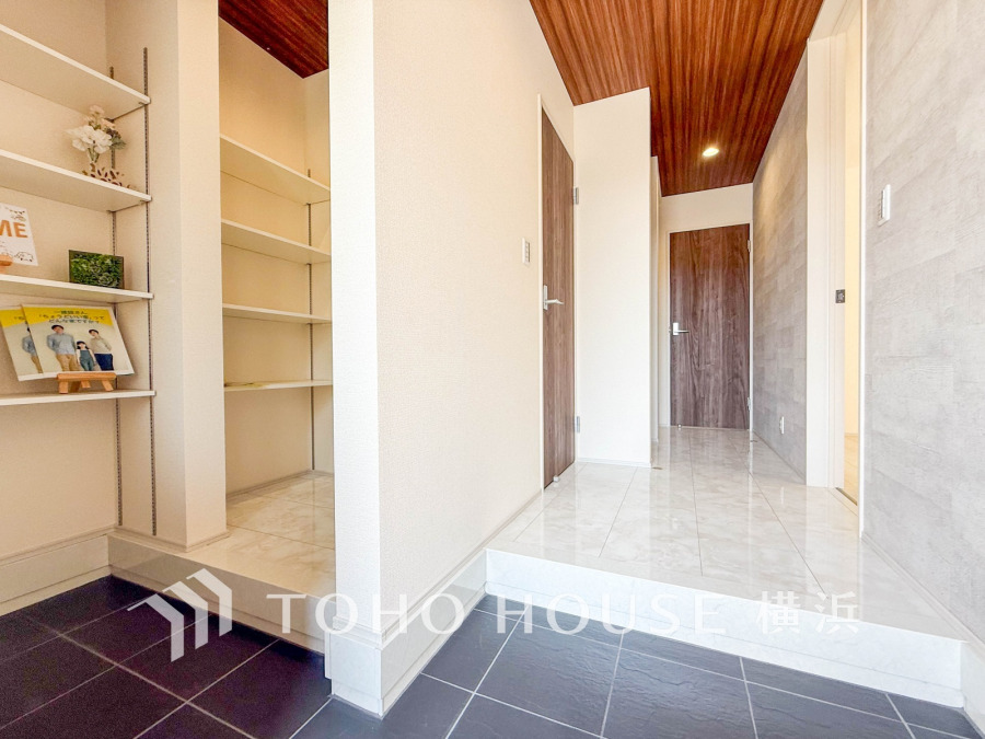 お客様をお迎えする玄関は落ち着いた雰囲気。帰り着くたびに洗練されたテイストの空間に迎えられ誇りと喜びを感じる玄関まわりです。