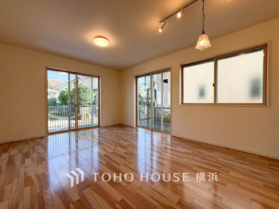 豊かな光が照らすこの場所は、たわいもない会話を楽しみ、ゆったりとした時間を過ごす場所。この場所から、家族の記憶が紡がれるでしょう。