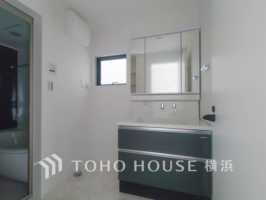 ご家族の1日が始まり、1日の終わりを締めくくる洗面空間。洗濯機を配置しても十分なスペースを確保した設計となっております。