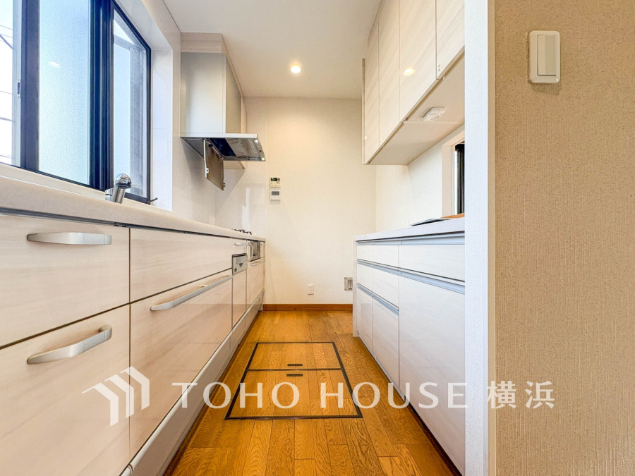 自然光が差し込む明るいキッチン。収納豊富で使いやすく、家事がはかどる快適な空間です。