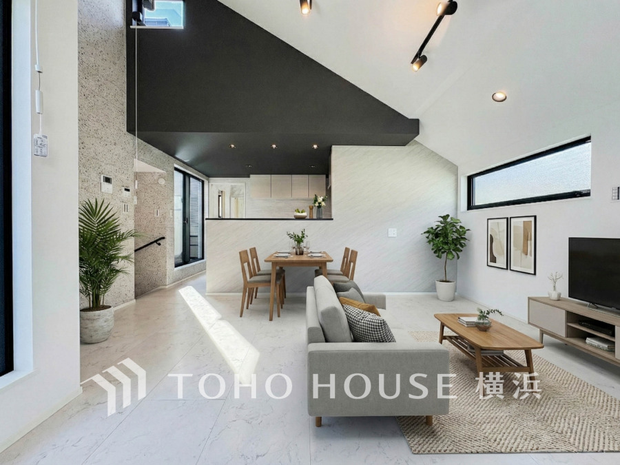 家族みんなが爽やかに健やかに過ごせるように、溢れる光をたっぷり取り込んだリビングダイニング。集いの場、憩いの場としての快適性を求めたやすらぎの空間です。（家具はAI加工です）