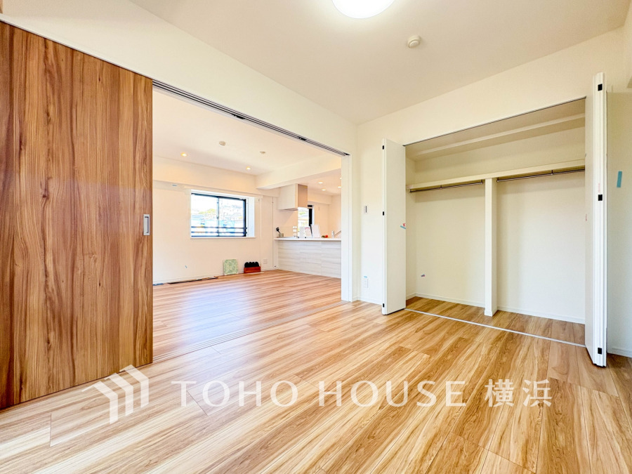 リビングに隣接した洋室は、引き戸を開け放してLDK空間を共有しながら開放的に使うこともできます。
