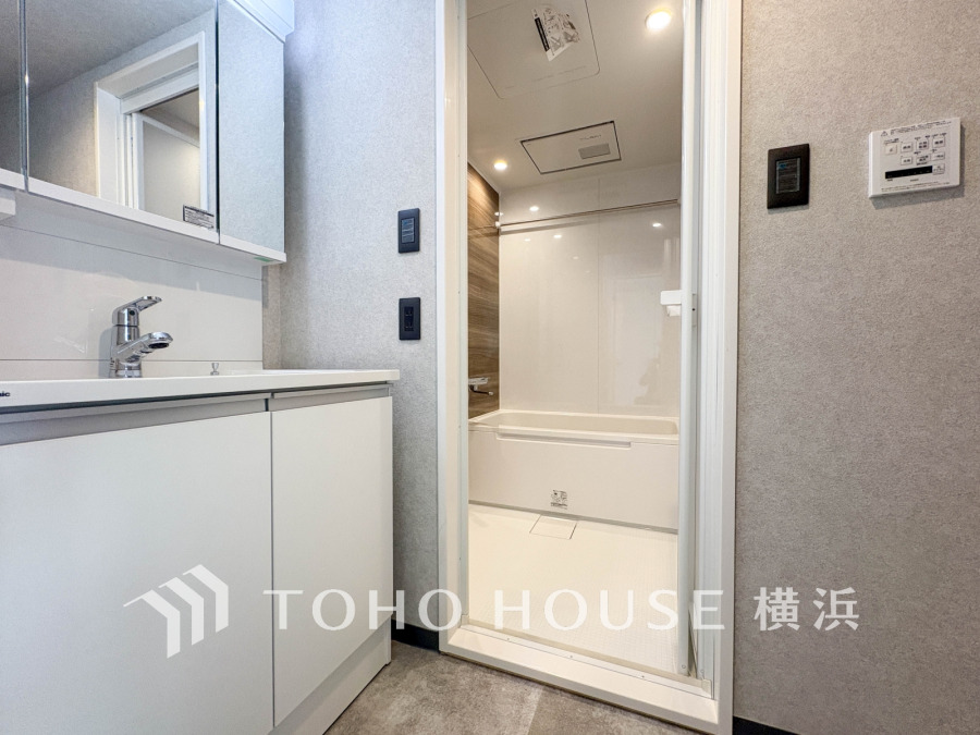 新規交換された洗面化粧台は美しく使いやすい機能が備えられています。