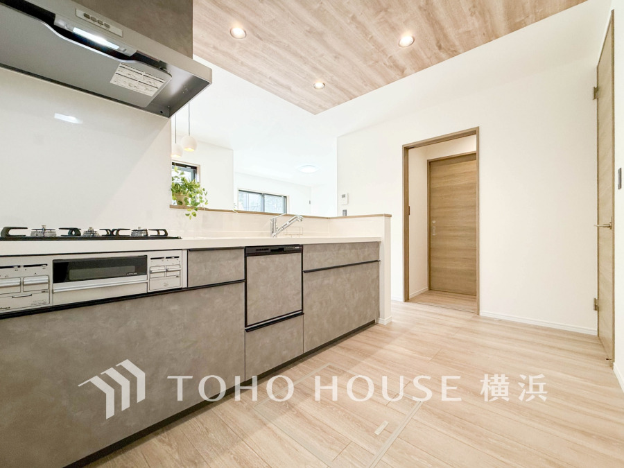 対面キッチンはリビングにいるご家族との会話を楽しみながらお料理ができます。