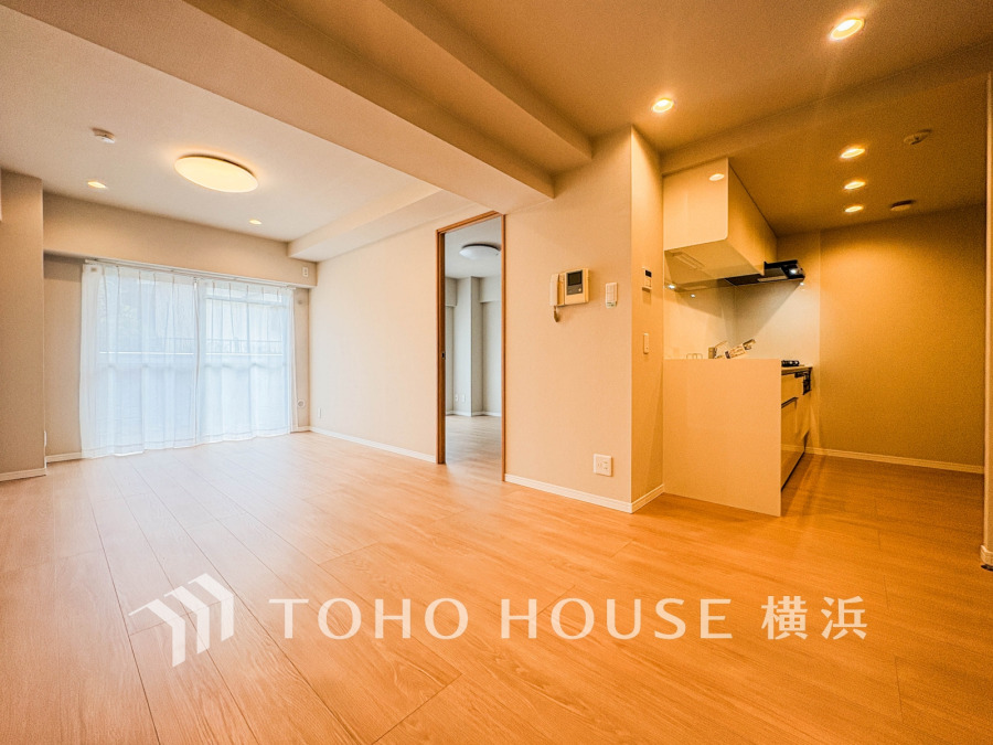 明るく開放的な空間が広がるLDK。室内には豊かな陽光が注ぎ込み、爽やかな住空間を演出。
