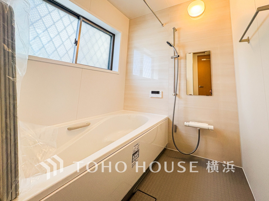 明るい色合いと上質な質感が美しいバスルーム。一日の疲れをさっぱりと洗い流し、寛ぎとリフレッシュのための大切な空間。