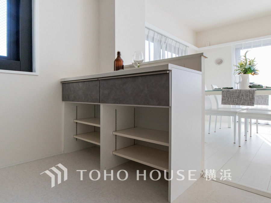 収納力に優れたカウンター下のオープンシェルフは、キッチン周りの整理整頓に便利なスペースです。