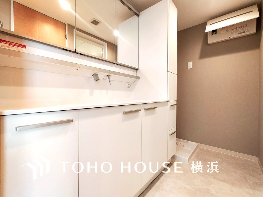 一日の始まりと終わりを心地よく演出し、多彩な機能が備えられたパウダールーム。心地よいリフレッシュ空間。清潔感ある洗面台は、身だしなみチェックや肌のお手入れに。