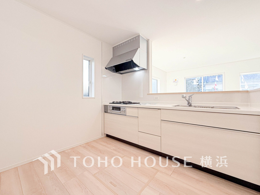 明るく開放的な対面キッチンは、家族との会話を楽しみながら料理ができる快適な空間です。収納も充実しています。